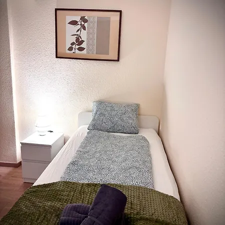 לינה וארוחת בוקר Airportmax Panzio 3*