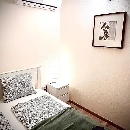 לינה וארוחת בוקר Airportmax Panzio 3*