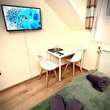 לינה וארוחת בוקר Airportmax Panzio 3*