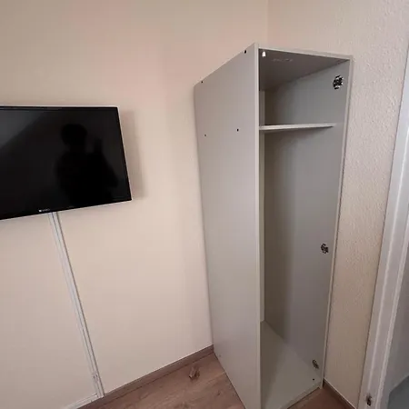 לינה וארוחת בוקר Airportmax Panzio 3*